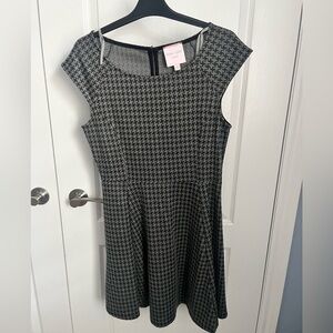 Women’s Dress
Size Medium